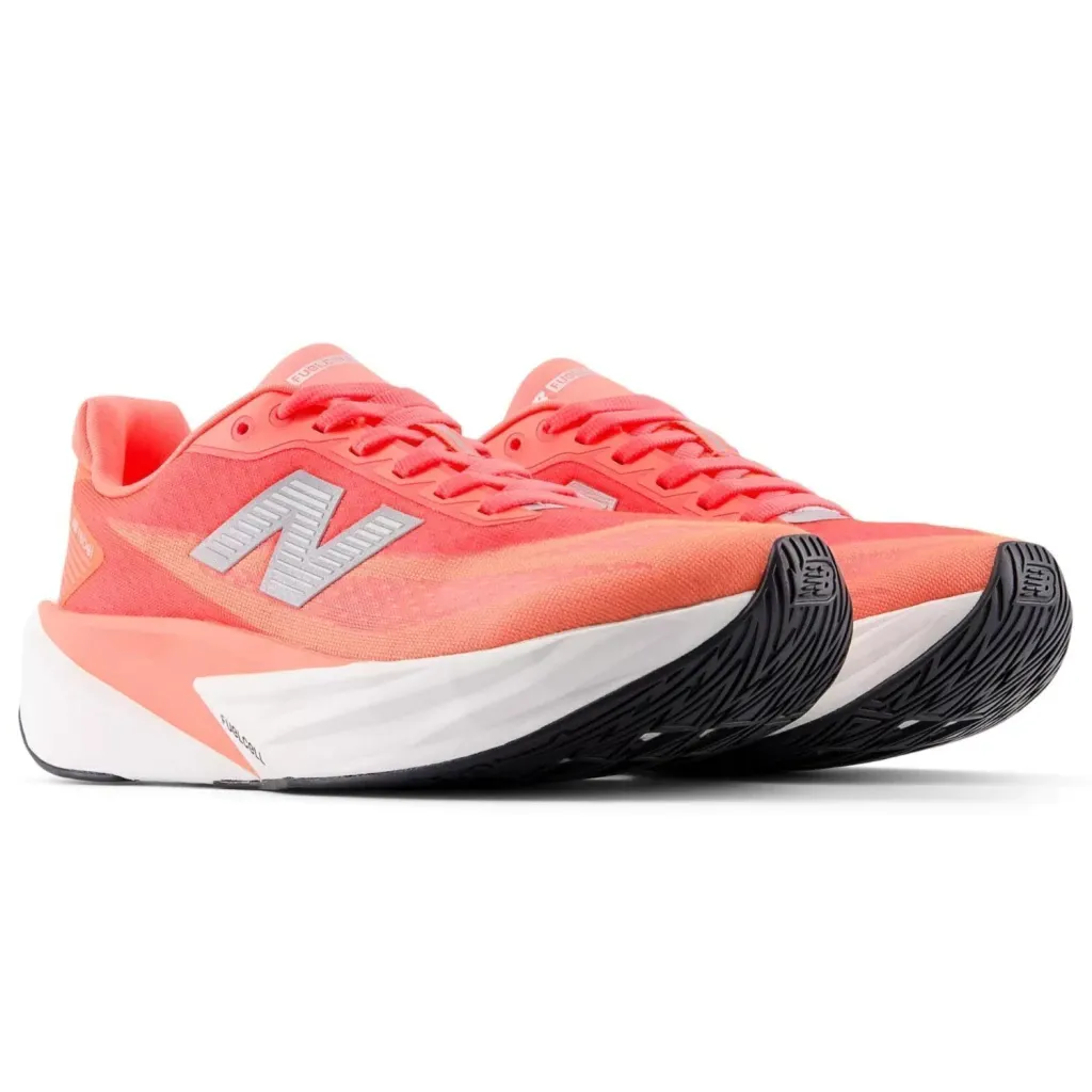 Par de tênis feminino New Balance Rebel V5 coral vista frontal e lateral